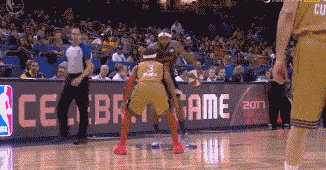 皮亚尼奇重返尤文训练基地，与斯帕莱蒂、基耶利尼合影（皮亚尼奇回到尤文训练基地，与斯帕莱蒂、基耶利尼合影留念）