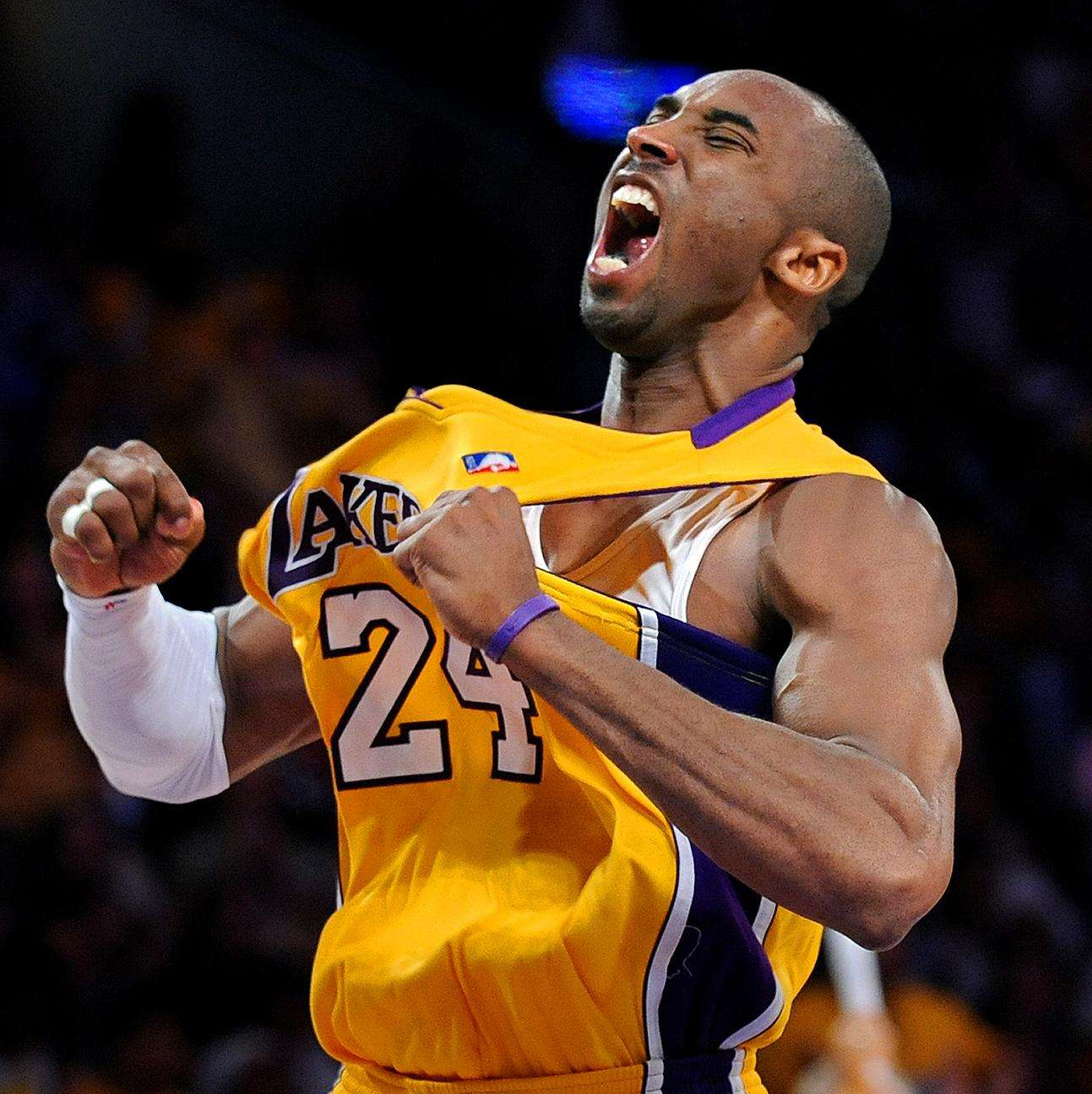 米利亚倒地后被布坎南用球近距离轰了一脚，骂布坎南后遭直红（米利亚倒地遭布坎南近距离砸球，口出恶言后直接染红）