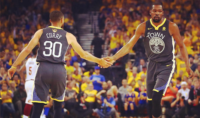 官方：拜仁女足中场齐焦蒂-奥尔默加盟曼联女足，双方签约2年（曼联女足官宣签下拜仁女足中场齐焦蒂-奥尔默，合同两年）