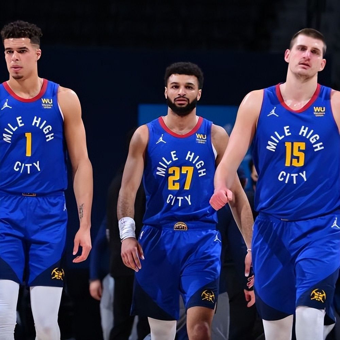 掘金约基奇三双末节爆发（约基奇三双引领掘金末节发力）