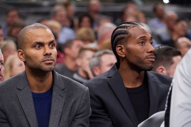 乔治娜晒在卡塔尔海边照片，蓝色紧身连衣裙尽显曼妙身姿（乔治娜晒卡塔尔海边美照，蓝色修身连衣裙彰显优雅曲线）