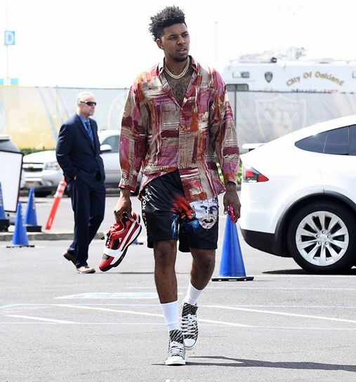 球迷：这球不进都对不起场地（球迷感叹：不进都对不起这草皮）