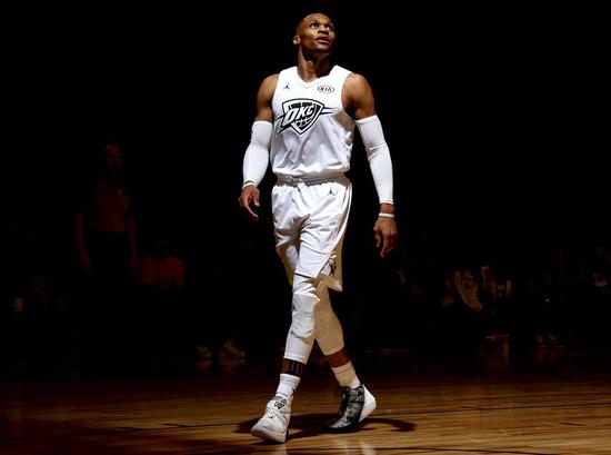 希尔-曼萨诺将执法皇马和毕包比赛，此前罚下赫伊森曾引争议（曾因罚下赫伊森惹争议，希尔-曼萨诺将吹罚皇马战毕包）