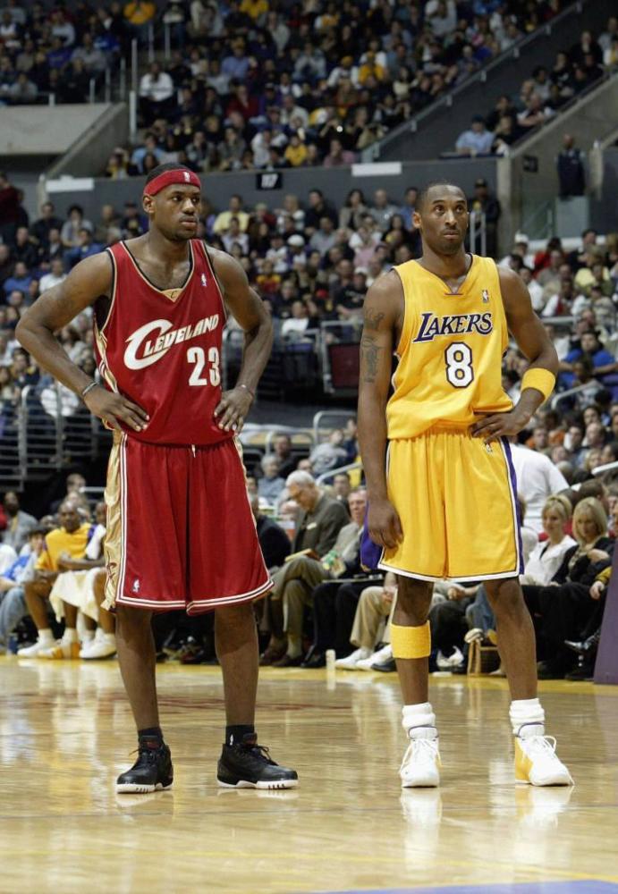 詹姆斯助攻队友完成精彩扣篮（詹姆斯妙传助队友上演精彩暴扣）