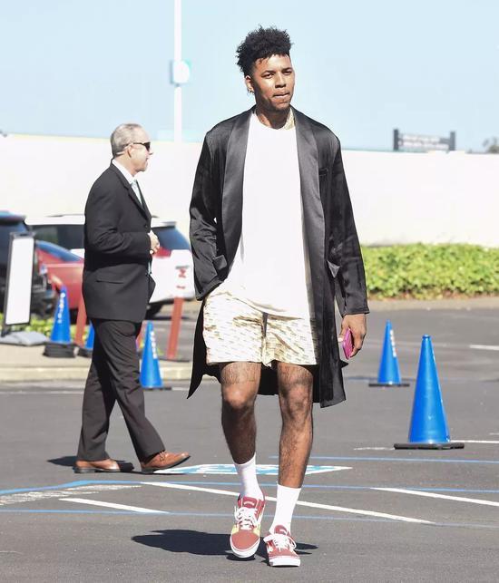 杜兰特中投命中，比赛节奏被点燃（杜兰特中距离跳投命中，比赛节奏瞬间提速）