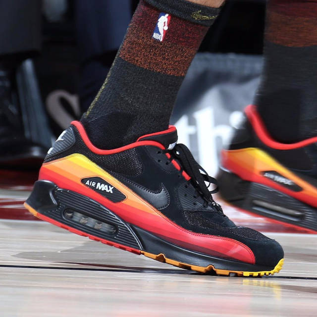 非洲杯对抗激烈精彩不断（非洲杯鏖战正酣，精彩连连）