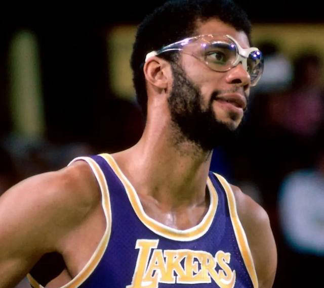 李镇全：战越南下半场我们出现了体能问题；踢韩国要全力以赴（李镇全：与越南之战后半程暴露体能短板；对阵韩国将倾尽全力）