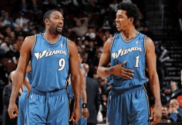 战术大师阿隆索巧解贝林厄姆定位难题，皇马中场重焕新生（阿隆索以战术妙招化解贝林厄姆位置困扰，皇马中场焕发新活力）